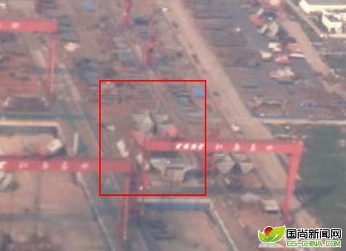 照片显示中国首艘航母正在建造之中靠近上海的江南造船集团长兴岛造船厂内的一艘舰船船体很可能是中国首艘本土建造的航母的一部分